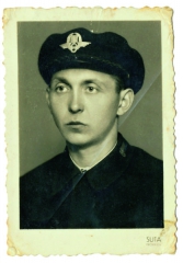 Řidič Bohumil Olšanský začal jezdit pro ČSD ještě za První republiky.