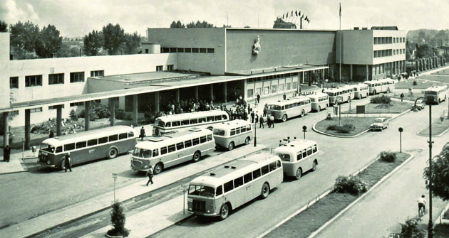 Hlavní nádraží Prostějov. Moderní poválečná stavba dle architekta Jaroslava Otruby v letech 1947 až 1952. A zajímavá sestava autobusů Škoda RO a Škoda RTO s vlečnými  osobními přívěsy. foto: M. Sukup