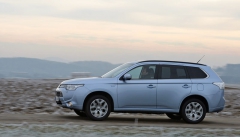 Mitsubishi Outlander PHEV se představil na autosalonu v Paříži v září 2012, na evropský trh přišel v minulém roce