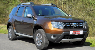 Vylepšená Dacia Duster má přitažlivý dynamický vzhled s výrazně pozměněnou čelní stěnou i světlomety 