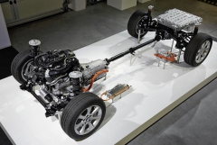 Uspořádání poháněcí soustavy BMW 3 eDrive Plug-In Hybrid s pohonem zadní nápravy