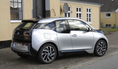 BMW i3 jsme poprvé okusili v dánském Tannisby, ale tam jsme jezdili jen krátké trasy kolem třiceti kilometrů