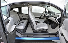 BMW i3 je čtyřmístný, boční dveře se otevírají proti sobě bez středového sloupku