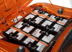 Těžké olověné akumulátory pod kapotou prvního elektromobilu BMW 1602