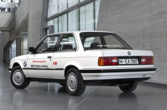 BMW 325iX přestavěný na elektromobil, vlastně první BMW pouze s předním pohonem (1987)