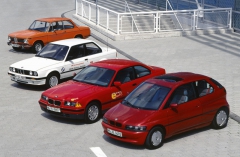 Elektromobily BMW, zleva typy 1602, 325iX, 325 eMobil a E1 druhé generace