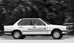 Jeden z prvních sedanů BMW 325iX (1987), upravených na elektromobily s pohonem předních kol (1987)