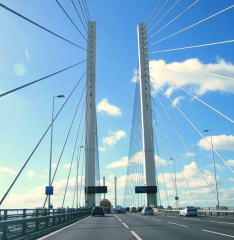 Dartford Crossing na jihovýchod od Londýna přemosťuje řeku Temži a spojuje Dartford v Kentu s Turrockem v Essexu.