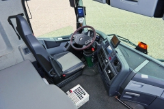 Pohled do interiéru tahače soupravy Optifuel Lab 2 odhalí téměř standardní pracoviště řidiče, tahač modelové řady Renault Trucks T pouze doplněný o některé, z pohledu použitých technologií, modernistické doplňky.