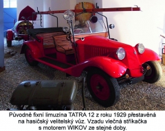 Původně fixní limuzína Tatra 12 z roku 1929 přestavěná na hasičský velitelský vůz. Vzadu vlečná stříkačka s motorem WIKOV ze stejné doby.