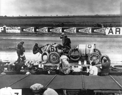 GP Francie v Dieppe 7. července 1908. U vozu Benz (120 k) Victora Hémeryho probíhá výměna pneumatik.