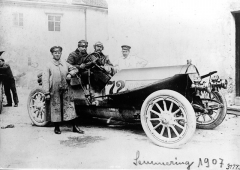 Devátý ročník závodů do vrchu Semmering – 22. 9. 1907. Victor Hémery (st. č. 72) skončil ve třídě cestovních vozidel s vozem Benz (60 k) na druhém místě.