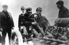 V roce 1906 na Daytona Beach s Darracqem V8 Victor Hémery neuspěl. Počasí bylo proti. Pláž byla zaplavená a na rychlostní jízdu nešlo ani pomyslet.