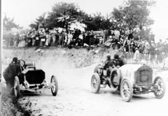 Na trati GP Francie 1908, ve které dovedl Victor Hémery svůj Benz (120 k) st. č. 6 na druhém místě.