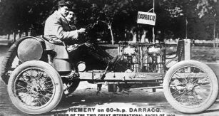 Hémery v sedle závodního vozu Darracq s 80ti koňovým motorem, s nímž slavil vítězství v r. 1905 na Ardenském okruhu v Bastogne i na Vanderbilt Cupu v USA.