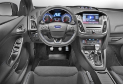 05-fordfocusrs-interior 94257