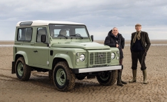 Pánové Stephen a Nicks Wilks na pláži v Anglesey, kde jejich otcové Maurice a Spencer zahájili cestu k Land Roveru