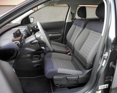 Dobře tvarovaná přední sedadla jsou pohodlná a v dostatečném rozsahu manuálně seřiditelná; řidič si může přizpůsobit polohu volantu pouze ve svislém směru