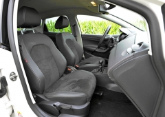 Přední sedadla s výrazným tvarováním poskytují příkladnou boční oporu i v zatáčkách