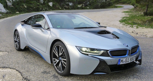 Navzdory hybridní koncepci  a tříválci je BMW i8 čistokrevný sportovní automobil pro radost z jízdy 