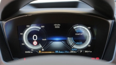 V jízdním režimu Comfort se otáčkoměr promění na Powermeter (vpravo) s indikací způsobu jízdy