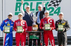 Na stupních vítězů zleva Tony Kanaan, Kyle Larson, Scott Dixon a Jamie McMurray; za nimi hlavní komisař závodu Jochen Mass a Stewart Wicht od Rolexu