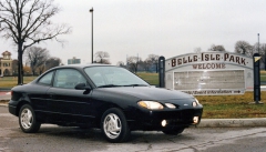 V Evropě neznámý Ford Escort ZX2 na ostrově Belle Isle, kde se jezdí Detroit Grand Prix (Indy Car)