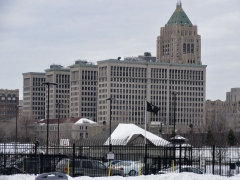 Původní General Motors Headquarters (1922), za ním Fisher Building (1928), díla Alberta Kahna, nejslavnějšího tvůrce průmyslové architektury