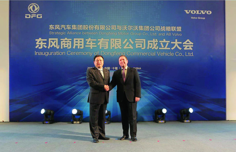Inaugurácia novej spoločnosti Dongfeng Commercial Vehicles Co., Ltd. Zhu Fushi, prezident DFG a predseda predstavenstva DFCV. Jan Gurander, predstaviteľ AB Volvo, vpravo.