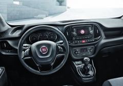 Interiér další generace užitkového vozu Fiat Doblo prošel příkladnou rekonstrukcí, i když některé ovladací prvky zůstaly netknuty.