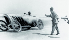 Blitzen Benz dovedl k rekordním výšinám v USA Robert „Bob“ Burman na Daytona Beach v roce 1911. Jeho světové rychlostní rekordy, 226,7 km/h na 1 km a 228,1 km/h na 1 míli, vydržely celých osm let.