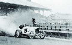 Barney Oldfield dosáhl s vozem Benz 200 hp pojmenovaným Lightning Benz (Blitzen Benz) na Ormond Beach 17. 3. 1911 v Daytoně na Floridě rychlosti 211,97 km/h na dráze 1 míli dlouhé.