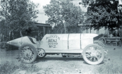 Benz 200 hp „Blitzen Benz No. 2“ byl v USA mediálně promotován jako Jumbo Benz s tři sta koňovým motorem. Nicméně šlo jen o „novinářskou kachnu“.