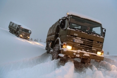 Vojenská Scania P 93 4x4 jezdila v hlubokém sběhu na speciální off-roadové trati, nechyběly ani řetězy na kolech