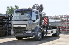 DAF LF 310 FA Construction – valník s hydraulickým jeřábem za kabinou