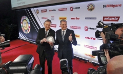 Hakan Matson (prezident COTY) a Heinz-Jakob Neusser (Volkswagen) s prestižní evropskou trofejí