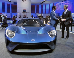 Mark Fields představuje nový Ford GT v expozici značky na autosalonu v Detroitu