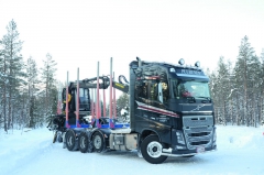 Lesovůz Volvo FH16 s motorem o výkonu 750 k. Poháněné zadní nápravy, vzduchové odpružení.