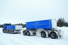 Silniční souprava pro přepravu sypkých materiálů. Tažné vozidlo SISU Polar Rock 10x4 s hnacím traktem Mercedes-Benz a čtyřnápravový přívěs – dohromady 76 t.