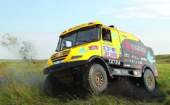 Po diskvalifikaci jasného vítěze Firdause Kabirova získal Aleš Loprais na Silk Way Rallye 2011 s novým speciálem první místo.