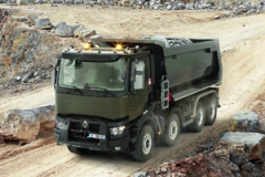 Renault Trucks K 8x4 Xtrem se čtyřiadvaceti palcovými koly s homologací pro provoz po běžných komunikacích.