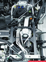 Hydraulický pohon kol přední nápravy OptiTrack pracuje s tlakovým olejem, který pomocí hydrostatických motorů uložených v nábojích kol vyvozuje jejich pohon.