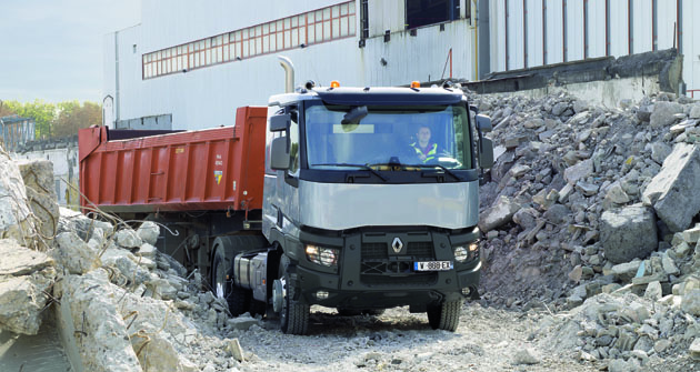 Systém OptiTrack nabízí přídavný a hlavně dočasný hydraulický pohon kol přední nápravy. Řidič ho s výhodou použije všude tam, kde je potřeba vyšší trakce.