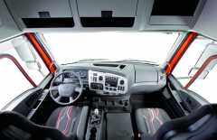 Interiér kabiny Ford Cargo rozhodně v ničem nezaostává za splněním standardních požadavků řidičů těžkých vozidel moderní doby.