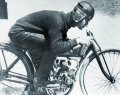 Jako celá řada závodníků i Ralph de Palma začínal na bicyklech a motocyklech. První okouzlení pro motorizovaná dvě kola získal na stroji Indian.