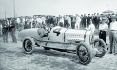 Ralp de Palma za volantem dvanáctiválcového Packaru s nímž v roce 1918 vyhrál závody Harkness Handicap na Sheepshead Bay Speedway v Brooklynu.