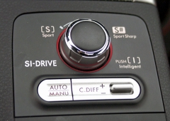 Přepínání režimů motoru a mezinápravového diferenciálu SI-Drive (model 2015)