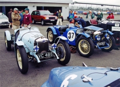 Dva automobily Riley Brooklands Nine, první sportovní typy s originální koncepcí dvouvačkového čtyřválce 1087 cm3 (1928 – 1932)