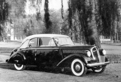 Pro Pražský autosalon 1937 dostal kabriolet novou příď a černý lak