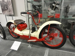 Americký Ner-A-Car, jednoválec 212 cm3 o výkonu 2 kW (kuriozní skútr z roku 1924)